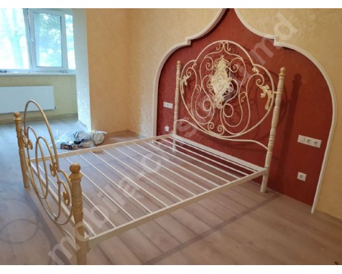 Кованая кровать в интерьере современной спальни  T-60