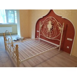 Pat din fier forjat in interiorul unui dormitor modern T-60 Pat din fier forjat in interiorul unui dormitor modern T-60