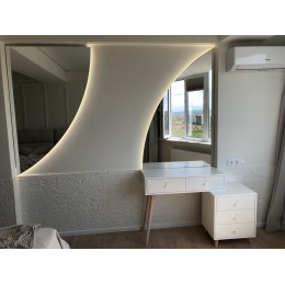 Столик для макияжа с зеркалом с подсветкой T-44