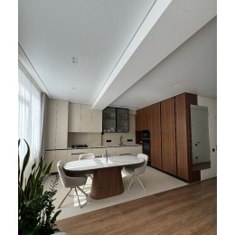 Современная кухня, изготовленная на заказ и адаптированная к пространству.