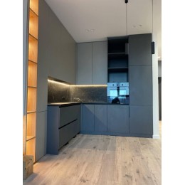 Современная кухня, изготовленная на заказ и адаптированная к пространству.