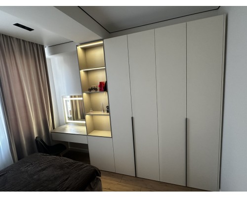 Современный шкаф в спальню с туалетным столиком T-75