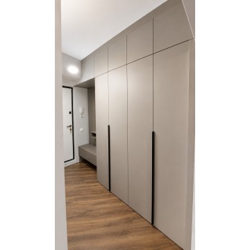 Mobilă pentru hol la comandă T-55 – dulap până la tavan cu banchetă integrată Mobilă pentru hol la comandă cu dulap până la tavan, banchetă integrată și sistem modern de depozitare T-55