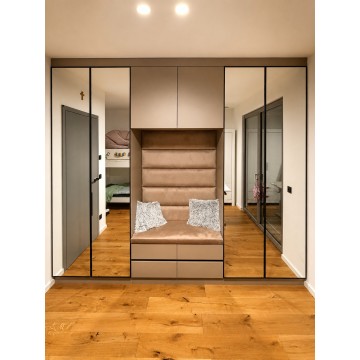 Mobilă pentru hol la comandă T-56 – dulap cu oglinzi, banchetă tapițată și iluminare LED Mobilă pentru hol la comandă cu oglinzi, banchetă tapițată, iluminare LED și dulapuri spațioase T-56