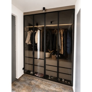Mobilă pentru hol T-57 – dulap cu sticlă fumurie, iluminare LED și profil negru din aluminiu Mobilă pentru hol la comandă cu sticlă fumurie, profil negru din aluminiu, iluminare LED T-57