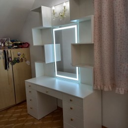 Туалетный столик с зеркалом и ящиками  T-38