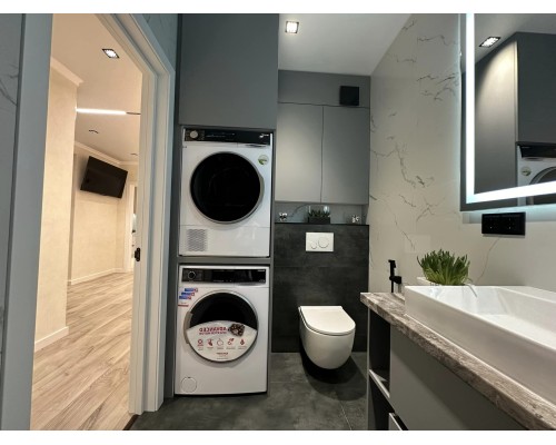 Dulap  pentru mașină de spălat și uscător suprapuse – soluție compactă pentru baie și spălătorie