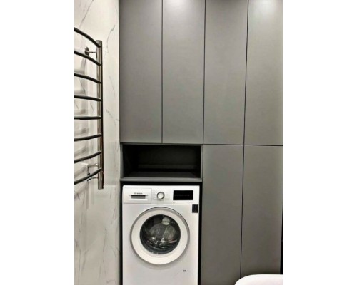 Dulap baie la comandă deasupra mașinii de spălat