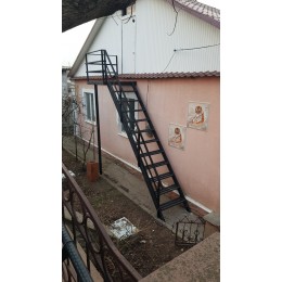 Металлическая наружная лестница 