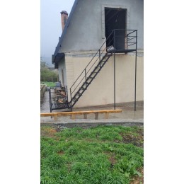 Наружная металлическая лестница 