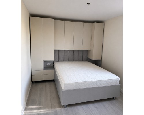Cameră pentru copii moderna  cu dulapuri integrate în jurul patului T-14