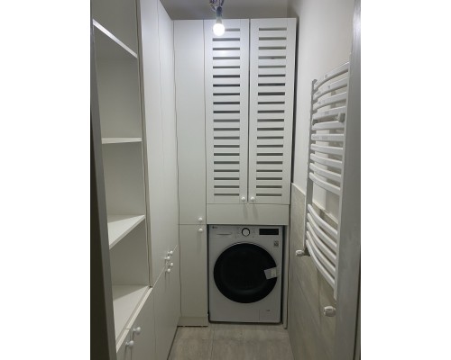 Dressing Modern cu Zonă Tehnică pentru Mașina de Spălat și Depozitare T-67 Dressing Modern cu Zonă Tehnică pentru Mașina de Spălat și Depozitare T-67