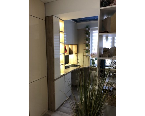 Угловой письменный стол для девочки  T-22