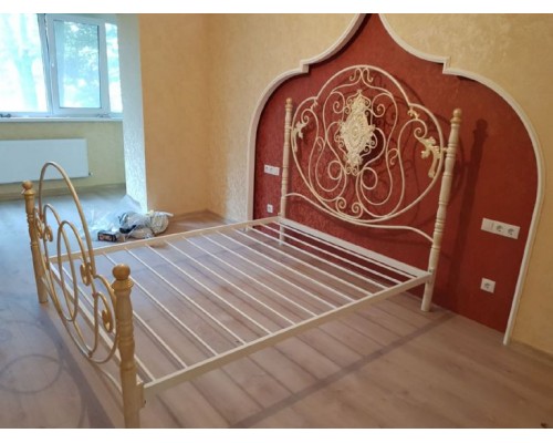 Кованая кровать в интерьере современной спальни  T-60