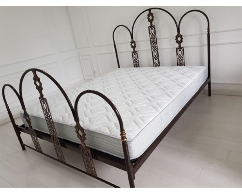 Кованая кровать в интерьере современной спальни  T-61