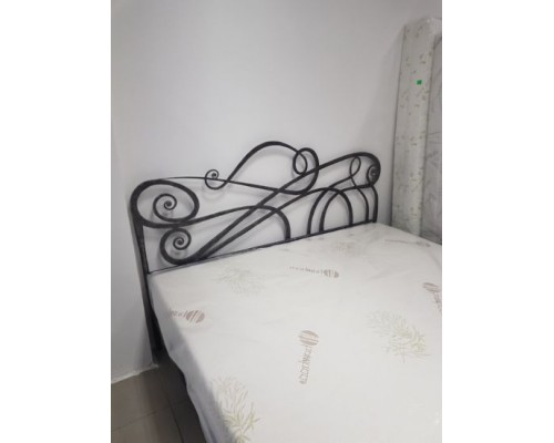 Черная кованая кровать T-54