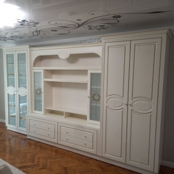 Mobilier clasic alb pentru living cu vitrine și zonă TV T-4 Mobila pentru salon T-4