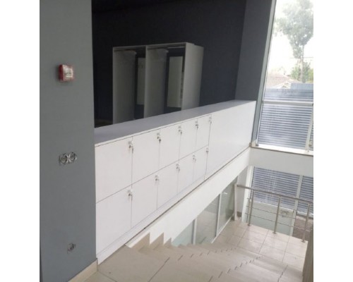 Шкаф для хранения сумок и других вещей при входе в магазин и супермаркеты 